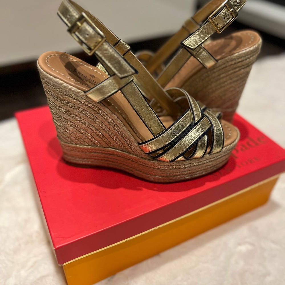Kate spade espadrille wedges in gold metallic and navy blue outline. Size 7 W.